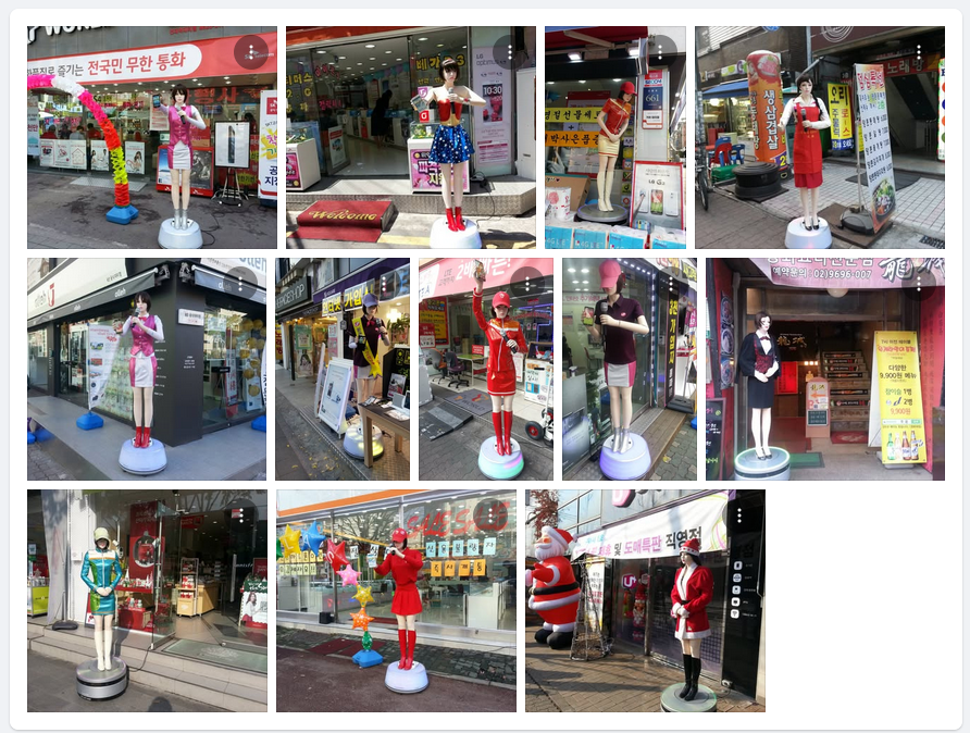 흰 배경에 각종 복장을 입은 여성 마네킹이 여러 자세로 서 있다.