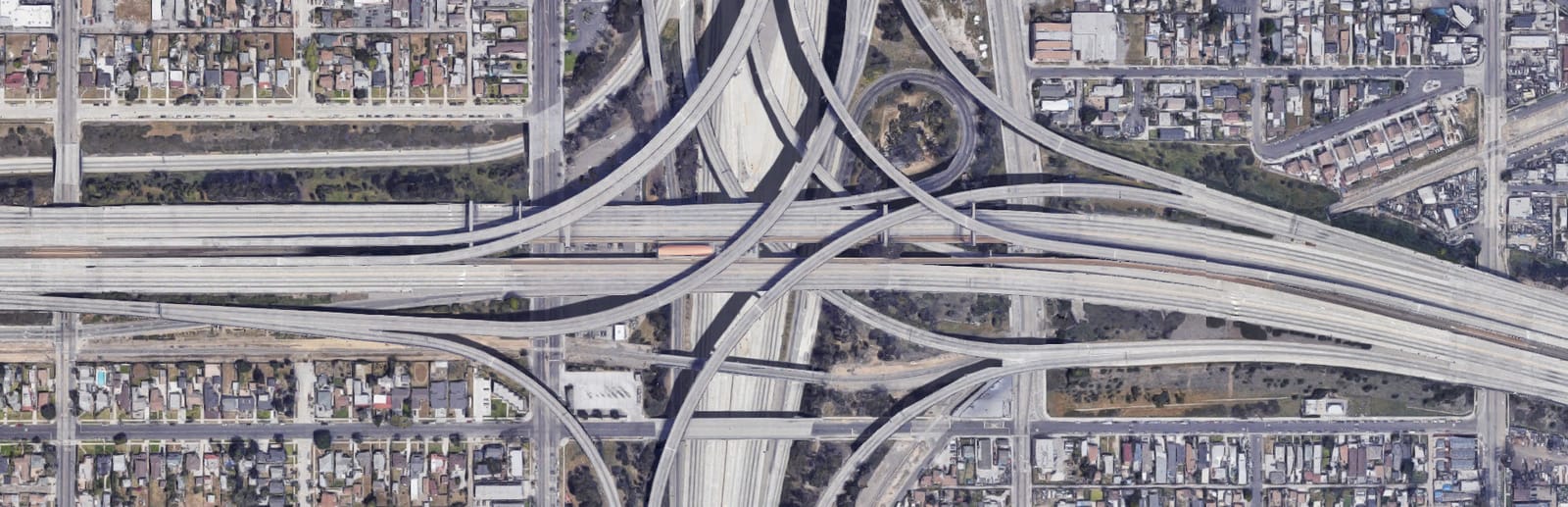 게임 『Freeways』의 콘셉트 이미지. 복잡한 입체교차로의 위성사진이다.